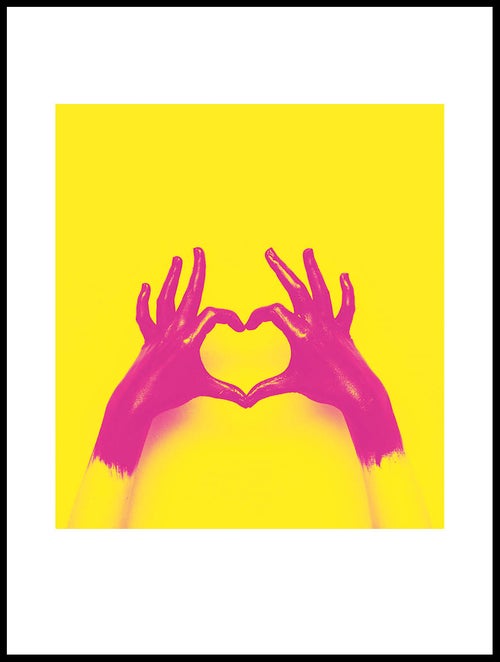 rosa-händer-gul-bakgrund_30x40_WEBB.jpg